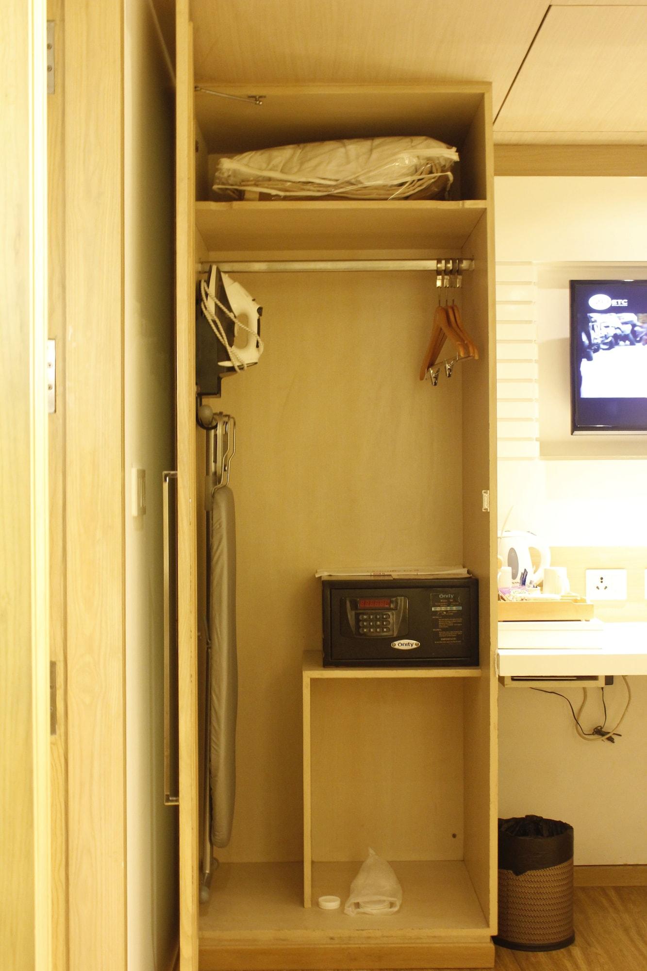Hotel Swati Deluxe Дели Экстерьер фото