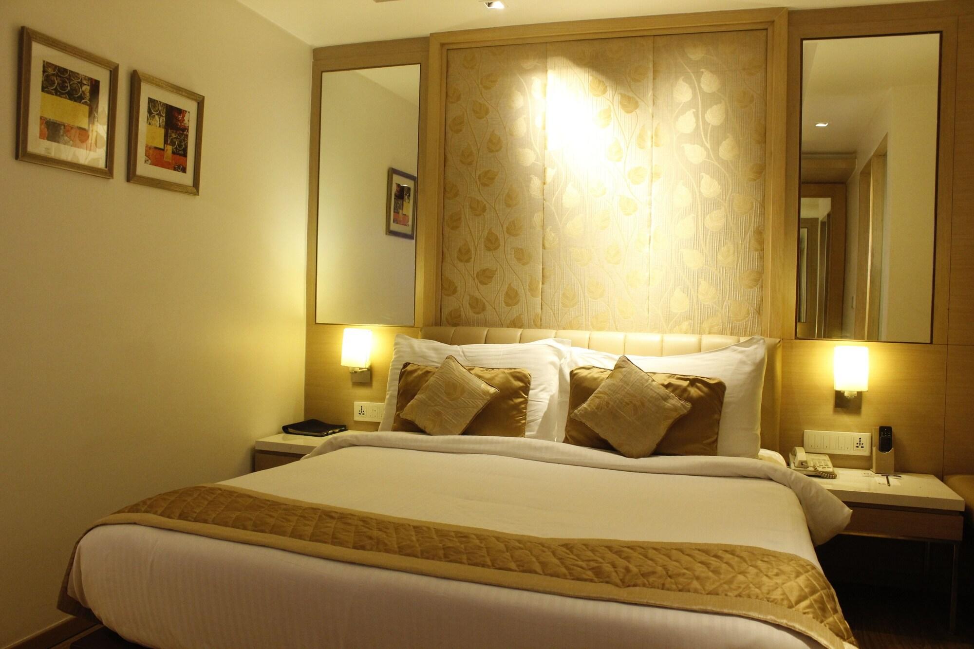 Hotel Swati Deluxe Дели Экстерьер фото