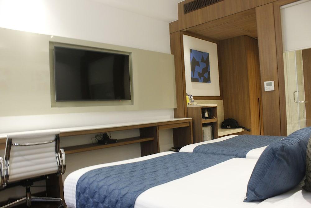 Hotel Swati Deluxe Дели Экстерьер фото