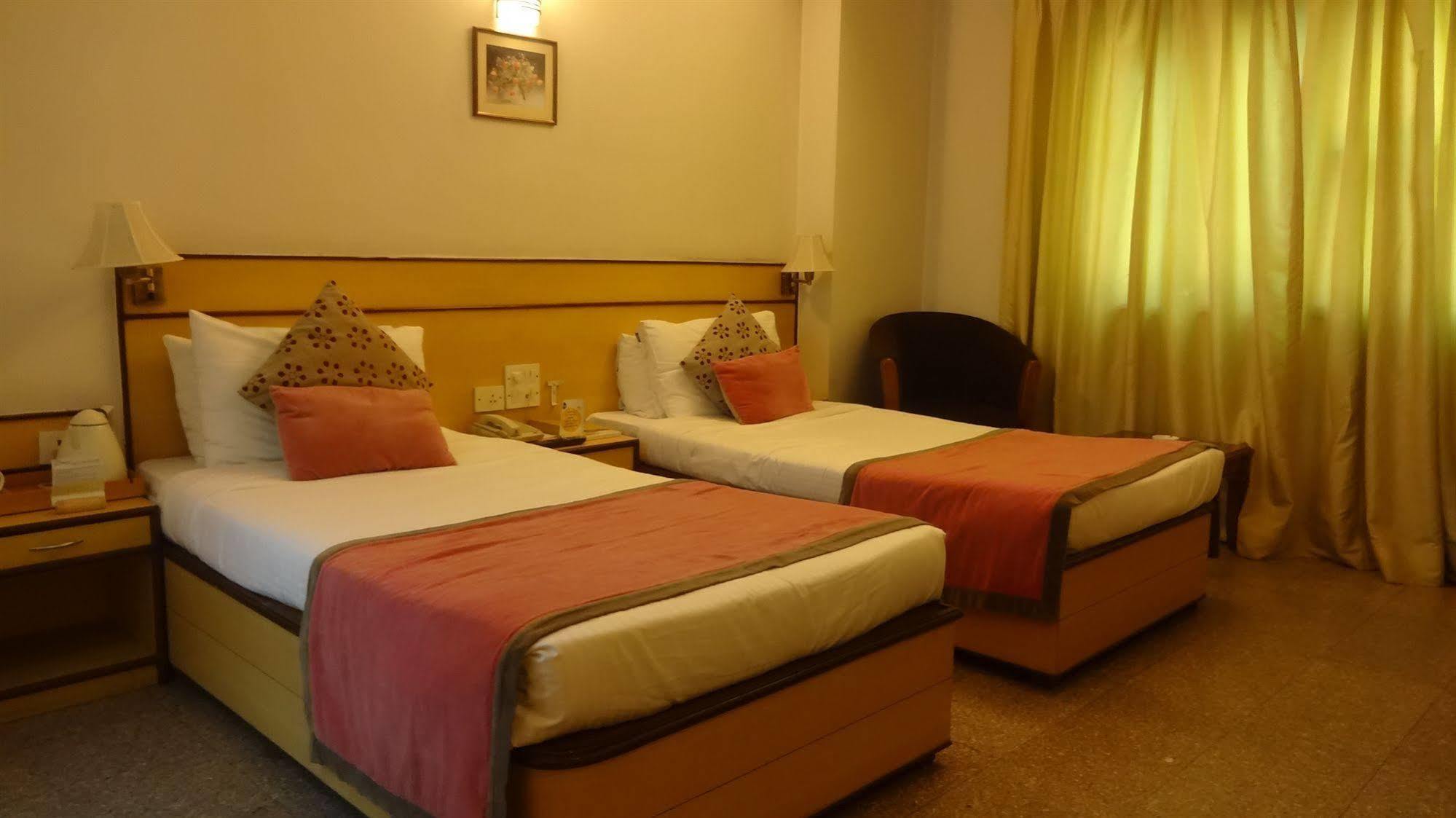 Hotel Swati Deluxe Дели Экстерьер фото