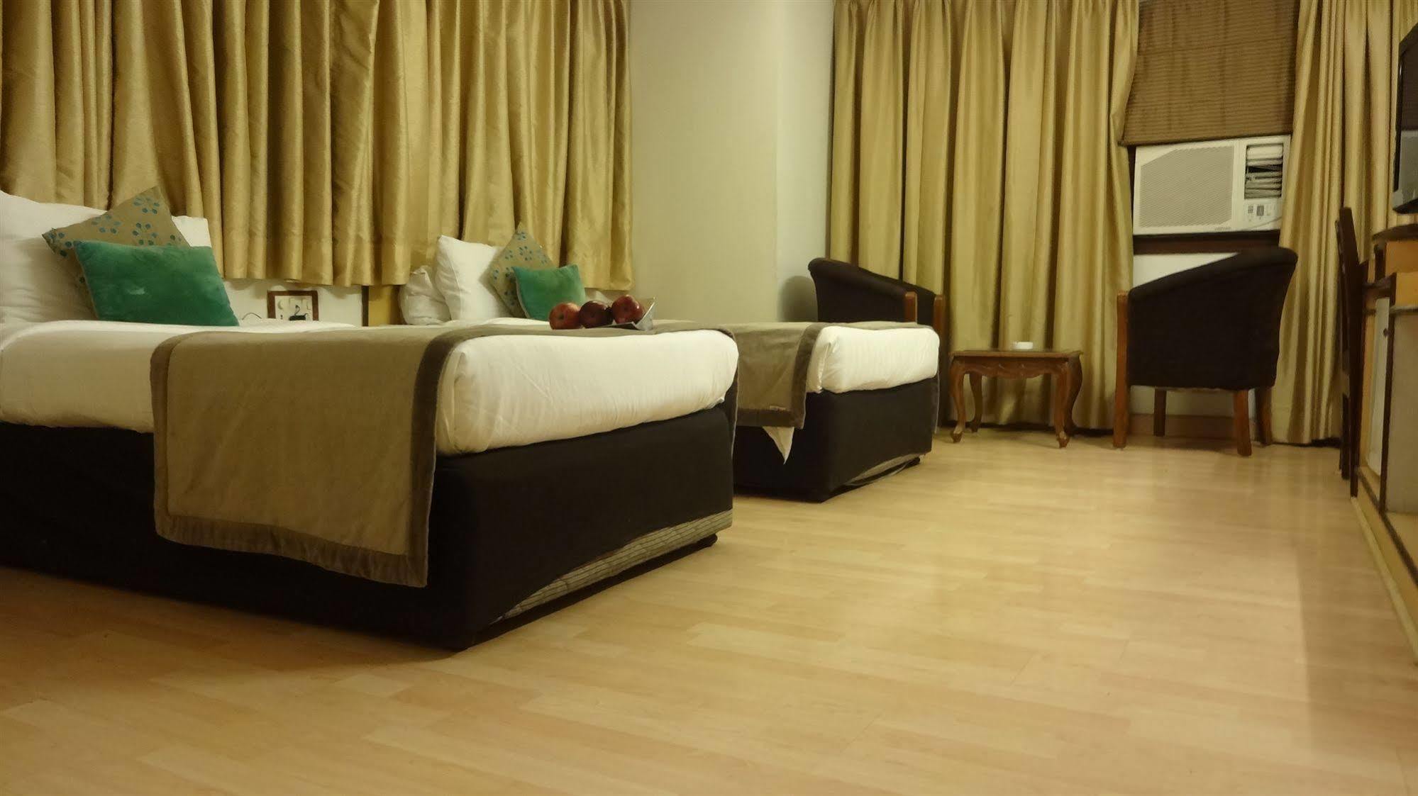 Hotel Swati Deluxe Дели Экстерьер фото