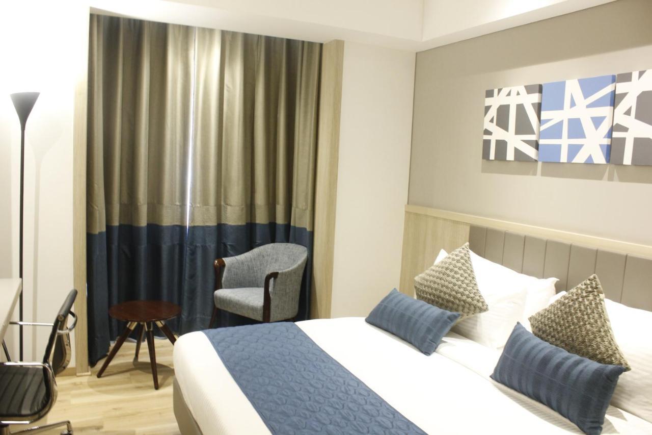 Hotel Swati Deluxe Дели Экстерьер фото