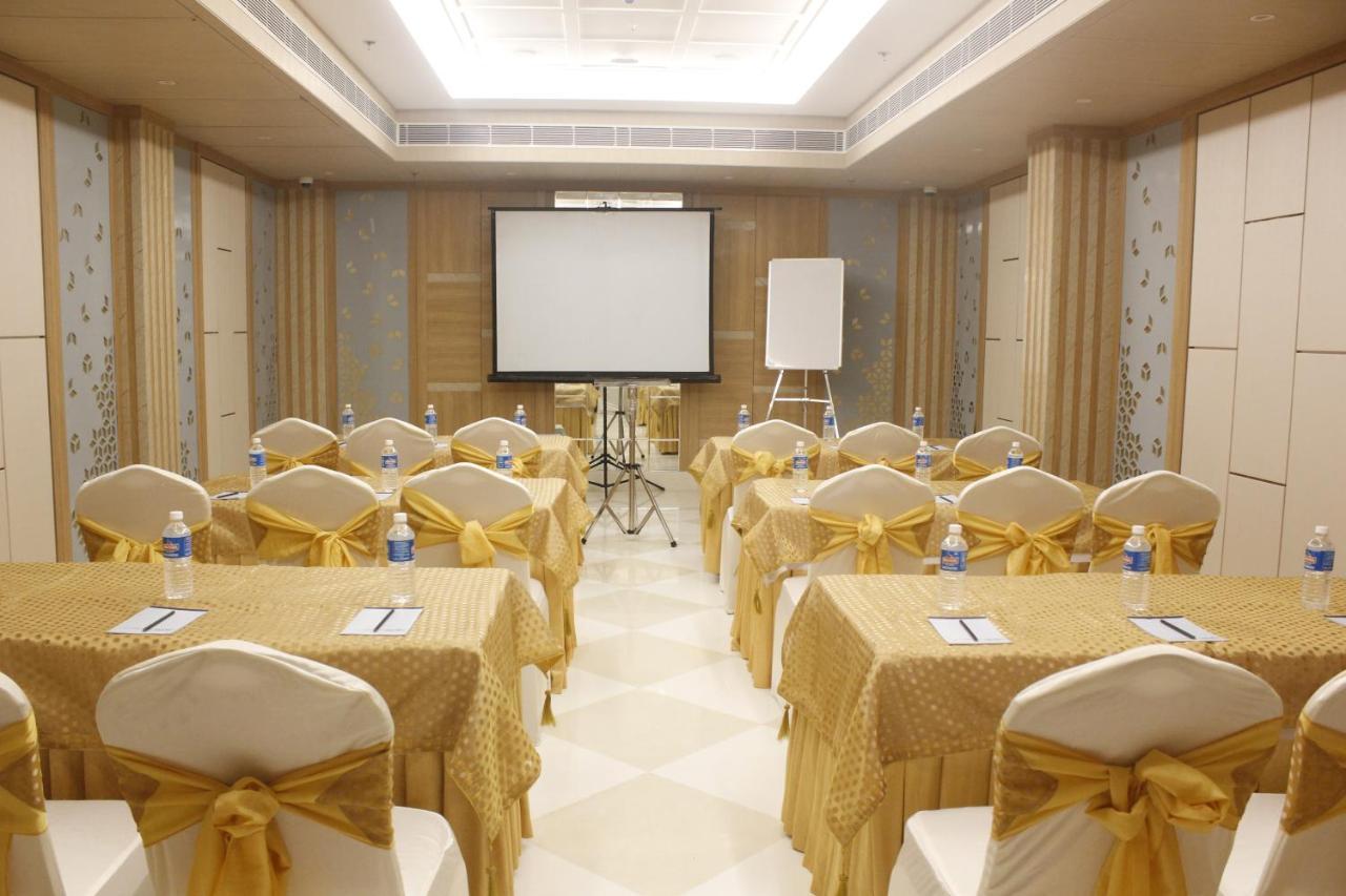 Hotel Swati Deluxe Дели Экстерьер фото