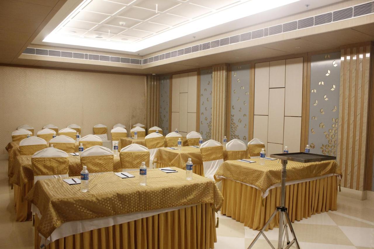 Hotel Swati Deluxe Дели Экстерьер фото