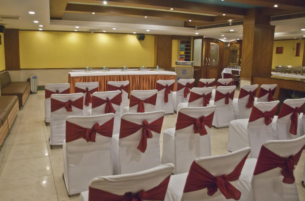 Hotel Swati Deluxe Дели Экстерьер фото